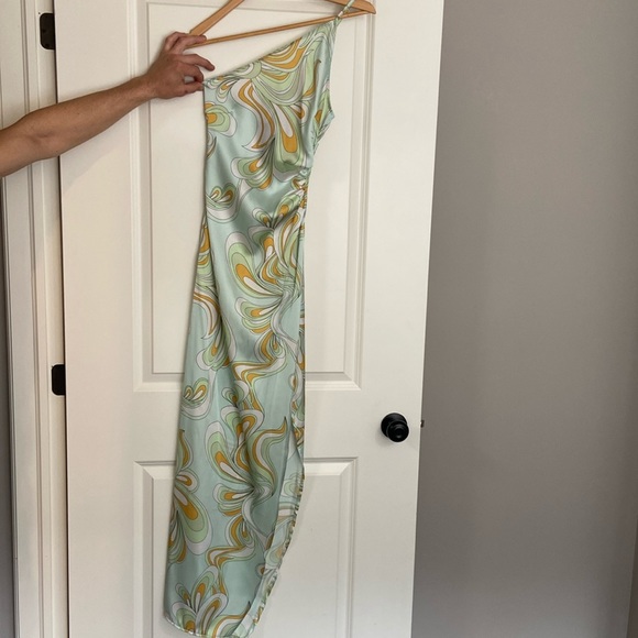 BNWT Pretty Little Thing One Shoulder Dress - Size 4 - Picture 5 of 10